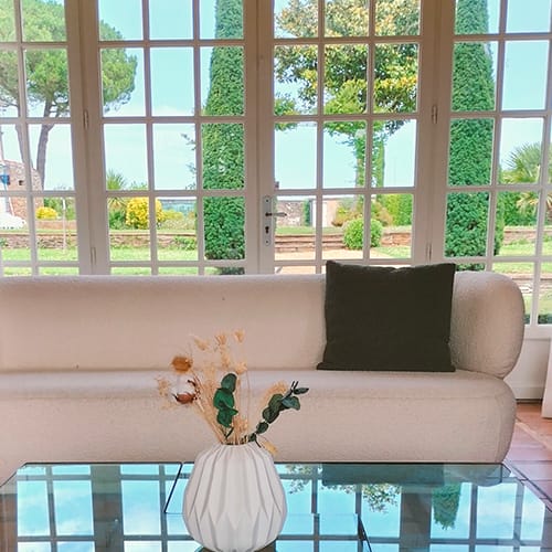 un salon vu sur le jardin