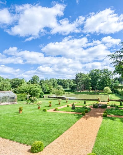 Vue de l'étang et du jardin