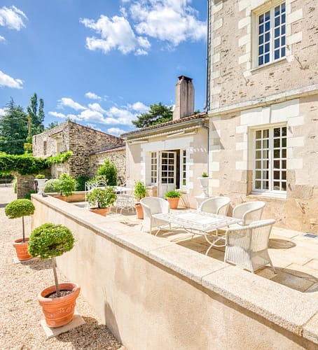 Le perron de la maison principale